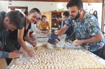 “Se l’opportunità non bussa, costruisci una porta. Percorsi di resilienza”